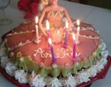 Gâteau Barbie pour un anniversaire de fille.