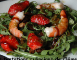 Salade de fraises, crevettes et roquette, sauce olive, balsamique et pistache