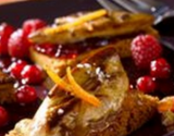 Le foie gras poêlé sur tranche de pain d'épices et fruits rouges