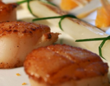 Coquilles Saint-Jacques et asperges du Blayais grillées, maltaise mandarine et cardamome