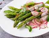 Salade d'asperges, radis et pousses de betterave