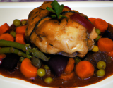 Chapon aux légumes et vin rouge