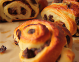 Brioche roulée au chocolat et raisins secs