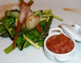 Salade tiède de légumes, écume d'eau de tomate en vinaigrette