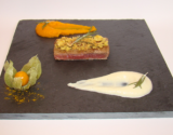 Ardoise d'agneau grillé au romarin, purées de potimarron curcuma et topinambours vanille, crumble noisettes et zestes d'orange