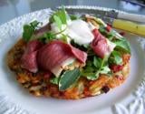 Salade de cresson et d'herbes fraîches sur rösti garnie de magret de canard fumé