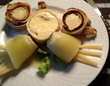 Poire feuilletée, fondue d'échalotes et Roquefort Papillon