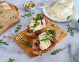 Bruschetta au Gorgonzola AOP, jambon de Parme, noisettes grillées et roquette