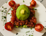 Tartare de tomate, avocat et sa chiffanade de seranno