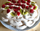 Pavlova aux framboises et kiwis