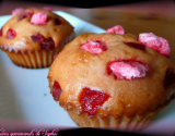 Muffins aux pralines roses et fraises séchées