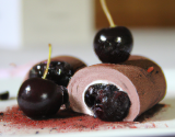 Roulé à la mousse au chocolat et cerises noires