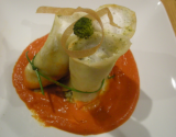 Cannelloni de brocoli à la ricotta, sur son coulis de poivrons/tomates, et accompagné de son infusion au basilic