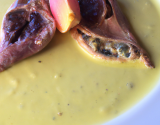 Pigeon en deux cuissons, crème d'ail et ail confit