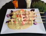 Brochette mixte bœuf-poulet, sauce au Cantal Vieux