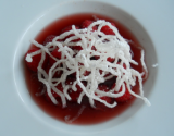 Soupe de vin rosé aux framboises, vermicelles de riz soufflés