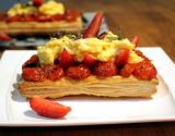 Tarte fine aux œufs brouillés, fraises fraiches & tomates confites