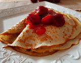 Crêpes aux pêches et au coulis de framboises