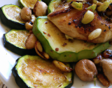 Poêlée de courgette et de pleurotes aux cacahuètes grillées