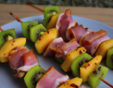 Brochettes de jambon cru à la papaye et au kiwi