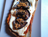 Tartine pain d'épices, crème d'aubergine et fromage basque