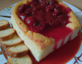 Charlotte aux lichis et coulis de fruits rouges