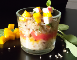 Verrine de quinoa petite salade de surimi, mangue et graines germées