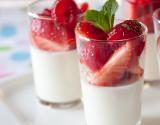 Baby panacotta à la rose, fraises et framboises à la menthe