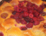 Clafoutis sucrés aux framboises et aux pêches