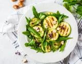 Salade de courgettes grillées, roquette et noisettes