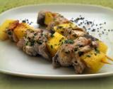 Brochettes de Barracuda à l'ananas, graines de sésame et sel noir volcanique