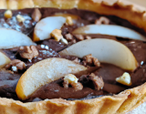 Tarte au chocolat, poudre de noisettes et poires