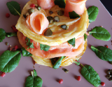 Milles feuilles de saumon fumé et st jacque , sauce parfumé aux baies rose