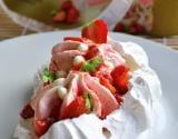 Vacherin express à la glace Carte d'Or® façon glacier fraise et morceaux de meringue