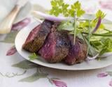 Onglet grillé, sauce barbecue et salade d'herbes