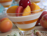 Verrine abricotine sur lit de fruits rouges