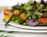 Salade contrastes en Harmonie aux agrumes, billes de fromage épicées et noix de St Jacques