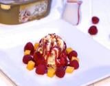 Brioche perdue, crème glacée Carte d'Or® façon glacier vanille et noix de pécan, coulis de fruits rouges, framboises et mangue