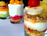 Verrine matinale : fruits frais, yaourt de qualité et granola au choix :