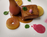 Foie gras poêlé au cacao, sauce au pineau des charentes et gelée d'espelette, poêlée de poires aux fruits confits