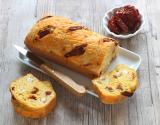 Cake mimolette, fromage de chèvre et tomates séchées