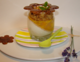 Panna cotta à l'amande, poêlée de pêches au miel de lavande, crumble épicé