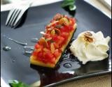 Tartare de tomate et de fraises, sauce vierge, galette de polenta et espuma au chèvre