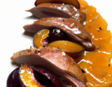 Magret de canard au miel et pêches caramélisées