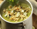 Soupe de petits pois, fromage de chèvre et méli-mélo gourmand