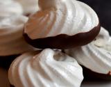 Meringues "black and white"