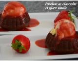 Fondant au chocolat, coulis de fraises et glace vanille