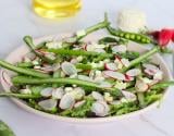 Salade printanière asperges, radis, petits pois et fromage de chèvre