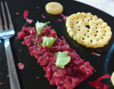 Bobine de bœuf et huîtres en tartare, croustillant de pomme et betterave crue