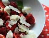 Salade sucrée-salée de fraises, framboises, mozzarella et parmesan